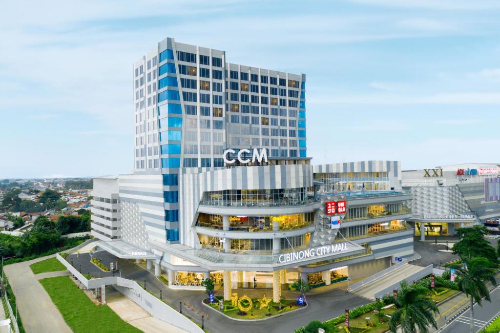 une vue de tête sur un grand bâtiment d'une ville dans l'établissement HARRIS Hotel & Convention Cibinong City Mall Bogor, à Bogor