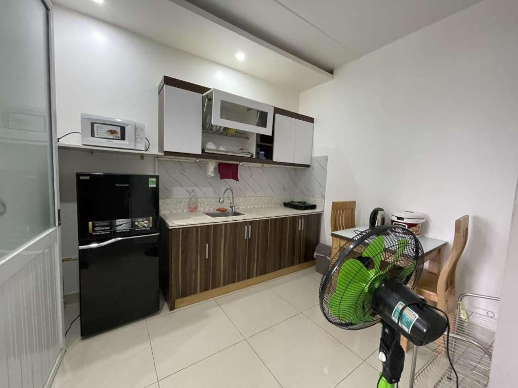 una cocina con ventilador en el medio de una habitación en Khu phố Water Front, en Hai Phong