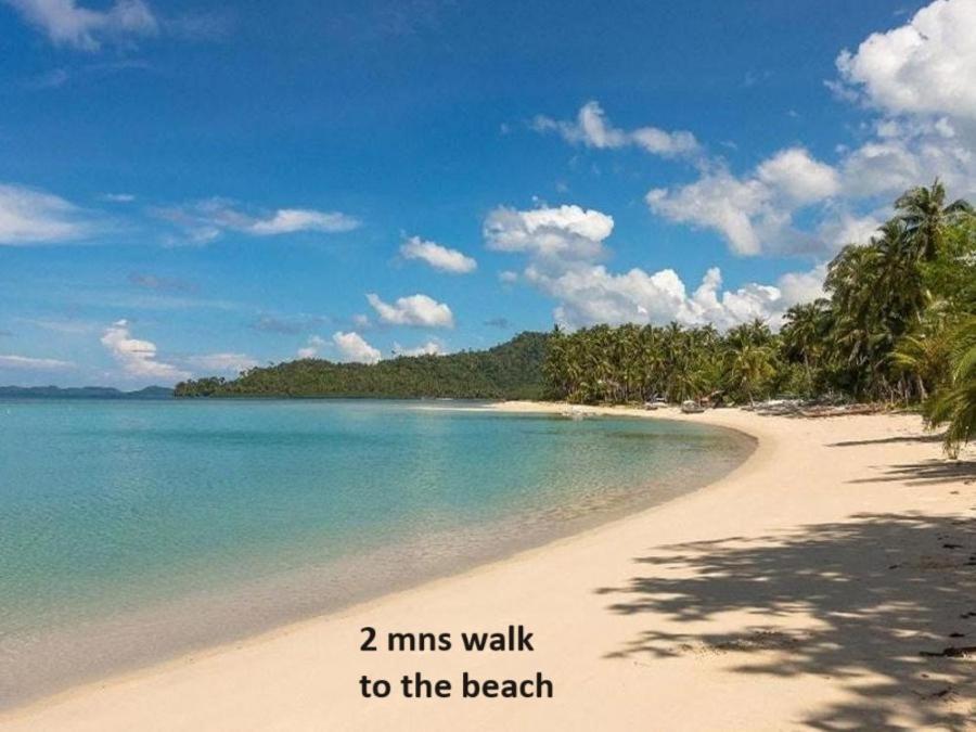 una spiaggia con le parole a pochi passi dalla spiaggia di Ô Calme Guesthouse a San Vicente