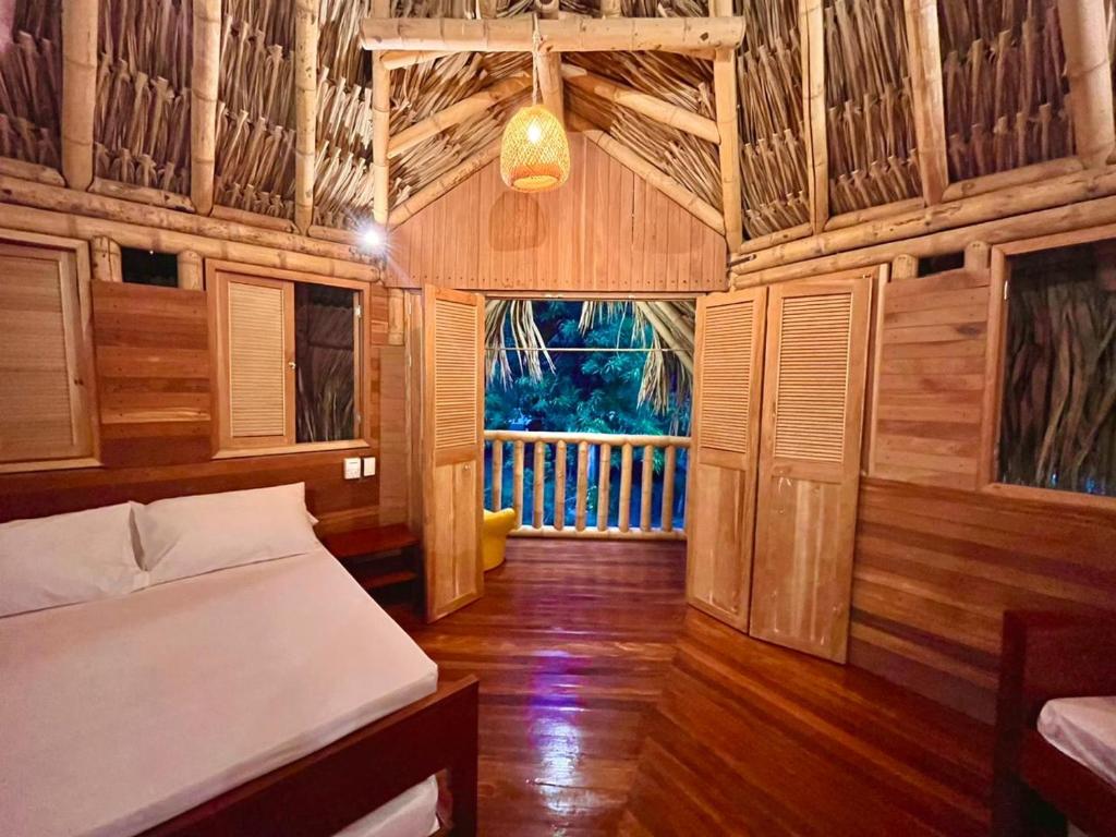 Кровать или кровати в номере Las Cabanas de Pino Hostel