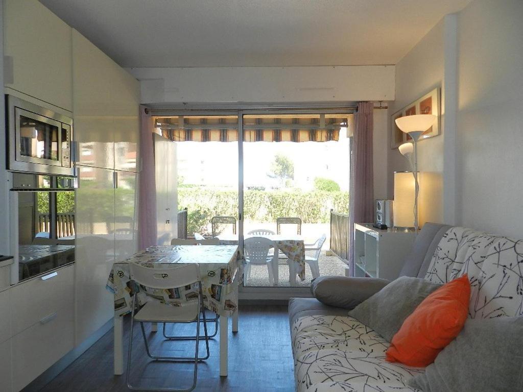 un salon avec un canapé et une table dans l'établissement Appartement rénové avec accès plage, piscine et tennis - Bormes-les-Mimosas - FR-1-251-730, à Bormes-les-Mimosas