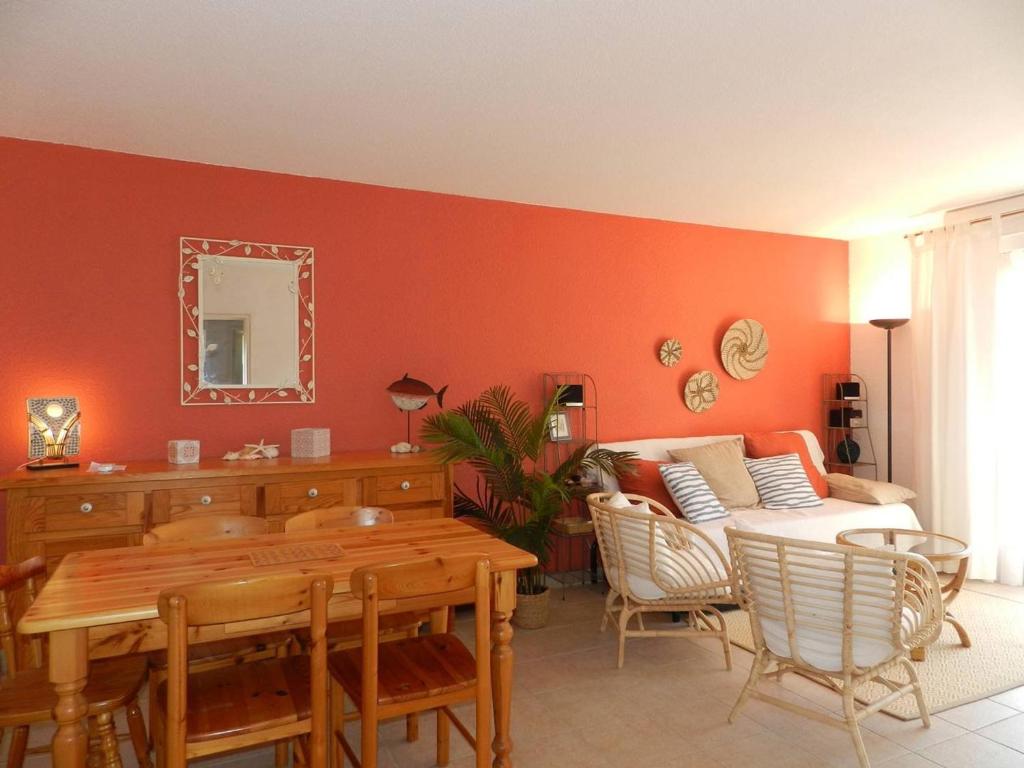 un salon avec un canapé et une table dans l'établissement Appartement Confort 2 P. avec Terrasse, Plage et Commerces à 200 m - Parking Privé Inclus - FR-1-251-715, à Bormes-les-Mimosas