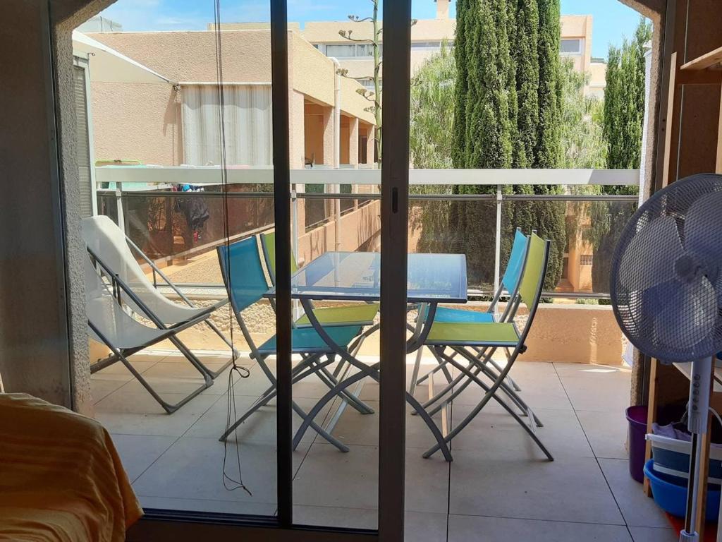 Photo de la galerie de l'établissement Studio cozy avec loggia à 2 pas de la plage, parking inclus - Bormes-les-Mimosas - FR-1-251-714, à Bormes-les-Mimosas