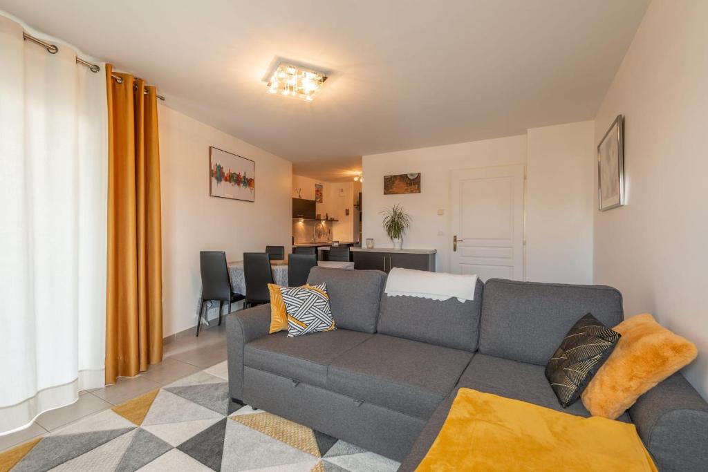 un salon avec un canapé et une salle à manger dans l'établissement Joli T2 de 57 m proche lac et Vieille Ville, à Annecy