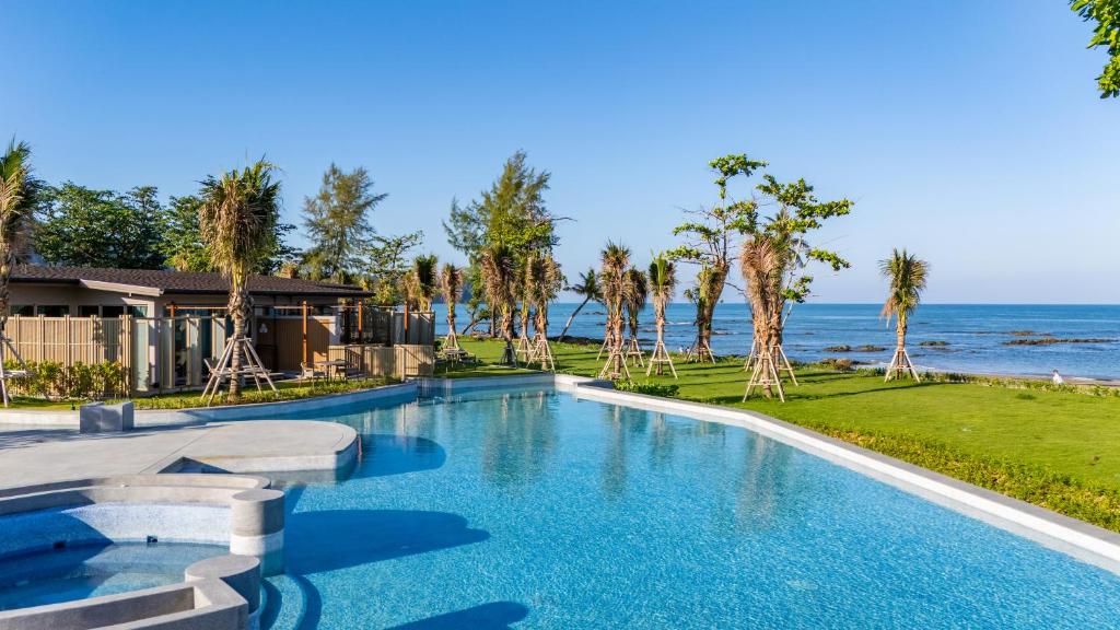 Bazén v ubytování The Little Shore Khao Lak by Katathani nebo v jeho okolí