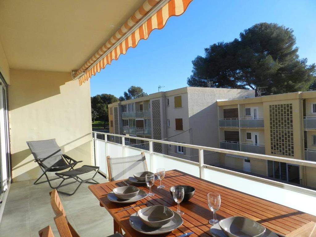 un patio avec une table et des chaises sur un balcon dans l'établissement Appartement climatisé, terrasse, parking privé, à 150m de la plage - Bormes-les-Mimosas - FR-1-251-759, à Bormes-les-Mimosas