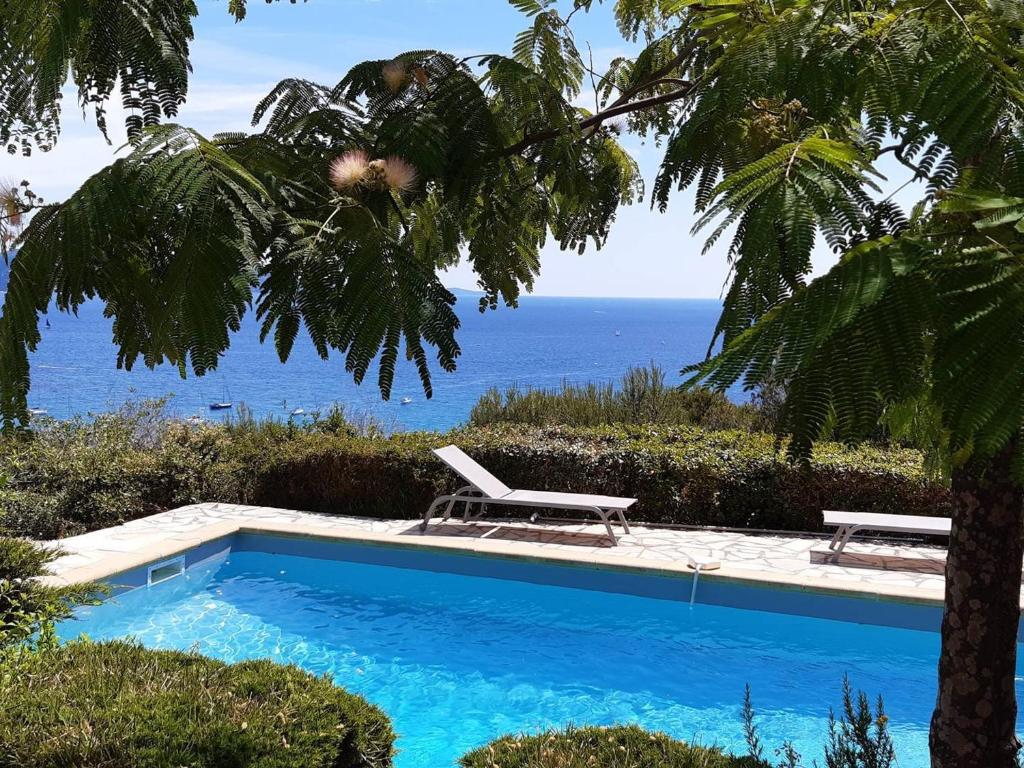 uma piscina com vista para o oceano em Maison Bormes-les-Mimosas, 4 pièces, 8 personnes - FR-1-251-777 em Bormes-les-Mimosas