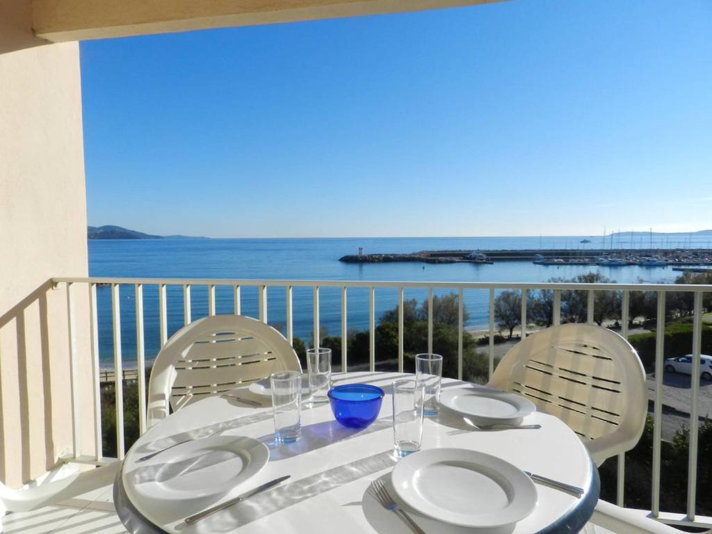 Photo de la galerie de l'établissement Appartement 3P6 Le Lavandou avec Terr. vue mer et Garage - FR-1-251-779, au Lavandou