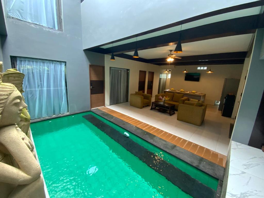 Hồ bơi trong/gần Bali queen elephant boutique villa