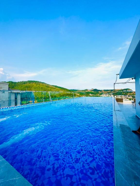 a large swimming pool with blue water at Villa 20 Ngủ Siêu vip Trung tâm Bãi Cháy in Ha Long