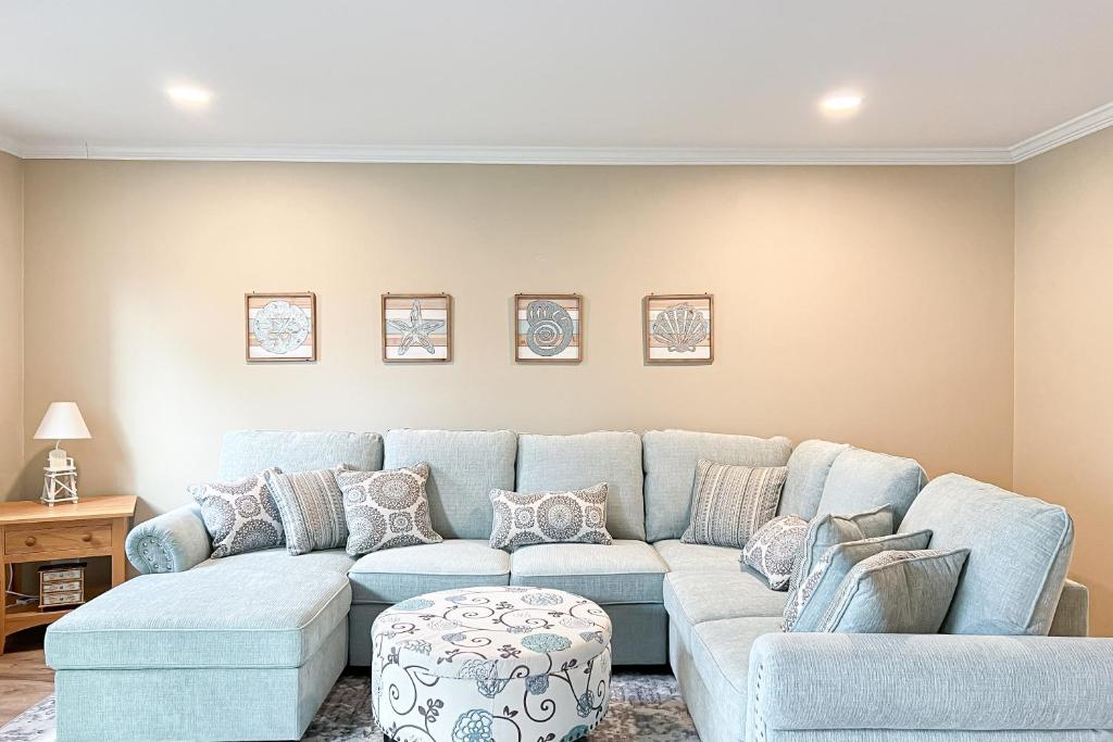 una sala de estar con un gran sofá azul en Westwood --- 817 Beach Haven Unit C, en Bethany Beach