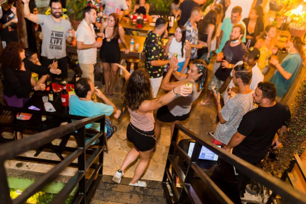 um grupo de pessoas dançando em uma festa em Bamboo Rio Hostel no Rio de Janeiro