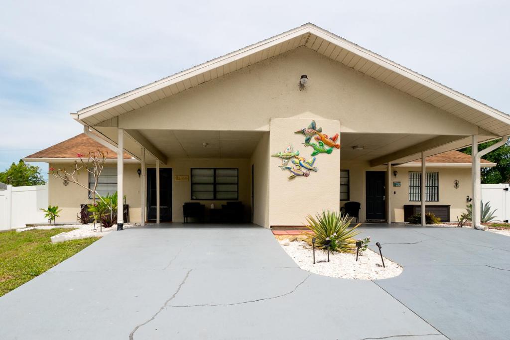 une maison avec un skateboard sur son côté dans l'établissement BeachyChic Retreat 1, à Bradenton