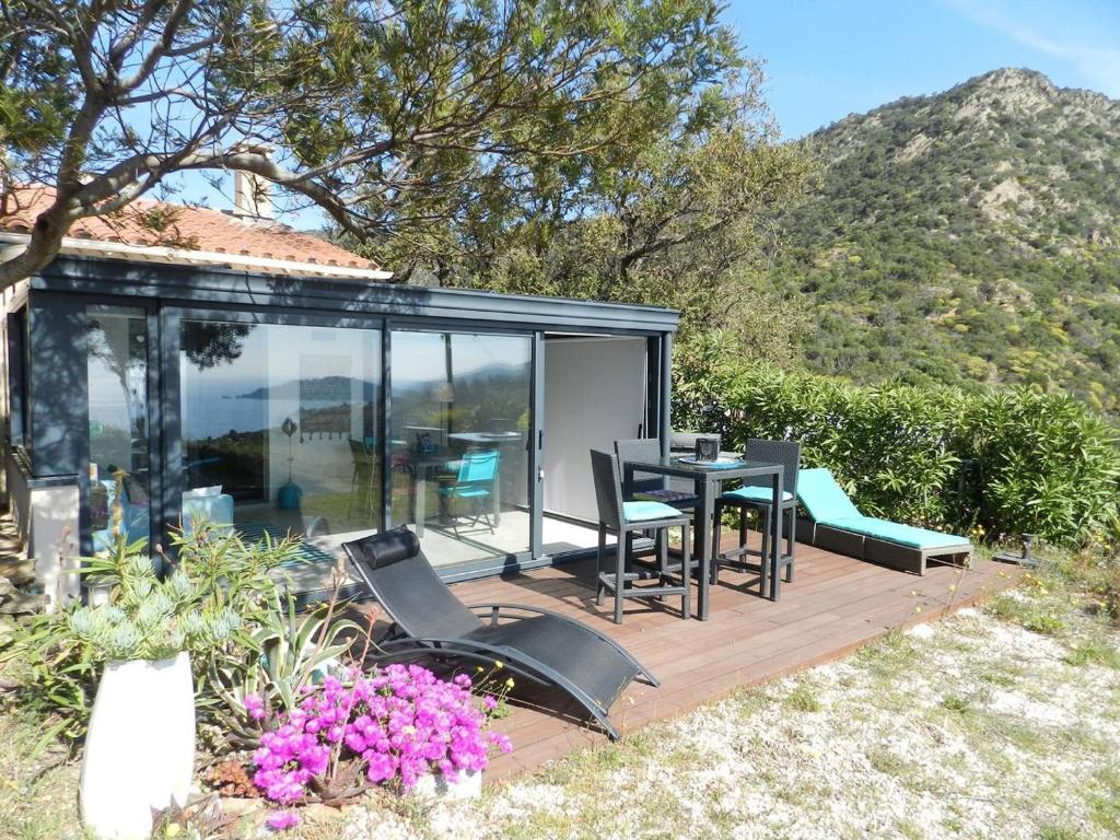 une maison avec une terrasse avec une table et des chaises dans l'établissement Appartement 2 pièces 4 pers avec parking et espace extérieur au Lavandou - FR-1-251-792, au Lavandou