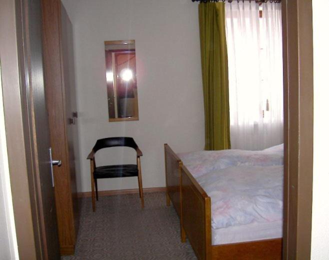 Postel nebo postele na pokoji v ubytování Chesa Crasta 6