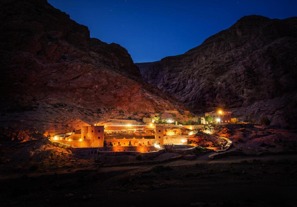 een dorp midden in een berg 's nachts bij Auberge Le Festival Todra Gorge in Aït Baha