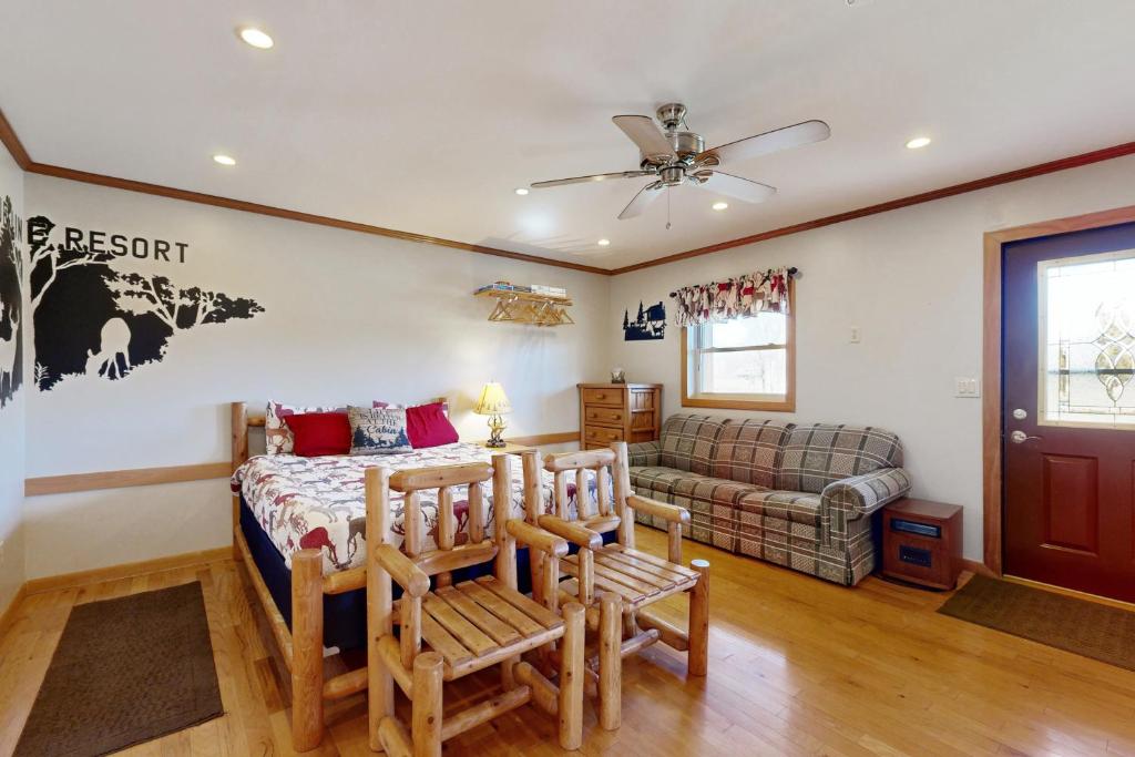 Blue Line Resort (All 3 Cabins), Carbondale (updated prices 2024)