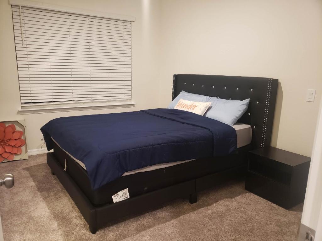 Un pat sau paturi într-o cameră la Troy@Kissimme
