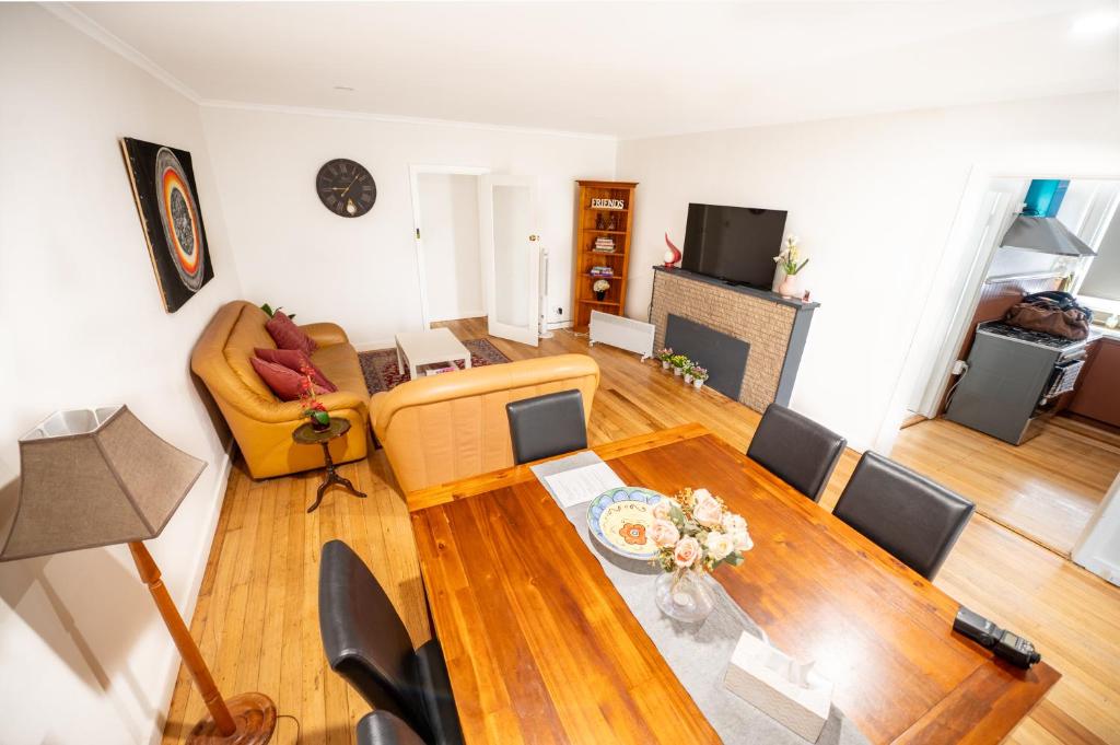 ein Wohnzimmer mit einem Holztisch und Stühlen in der Unterkunft 29 in Corio