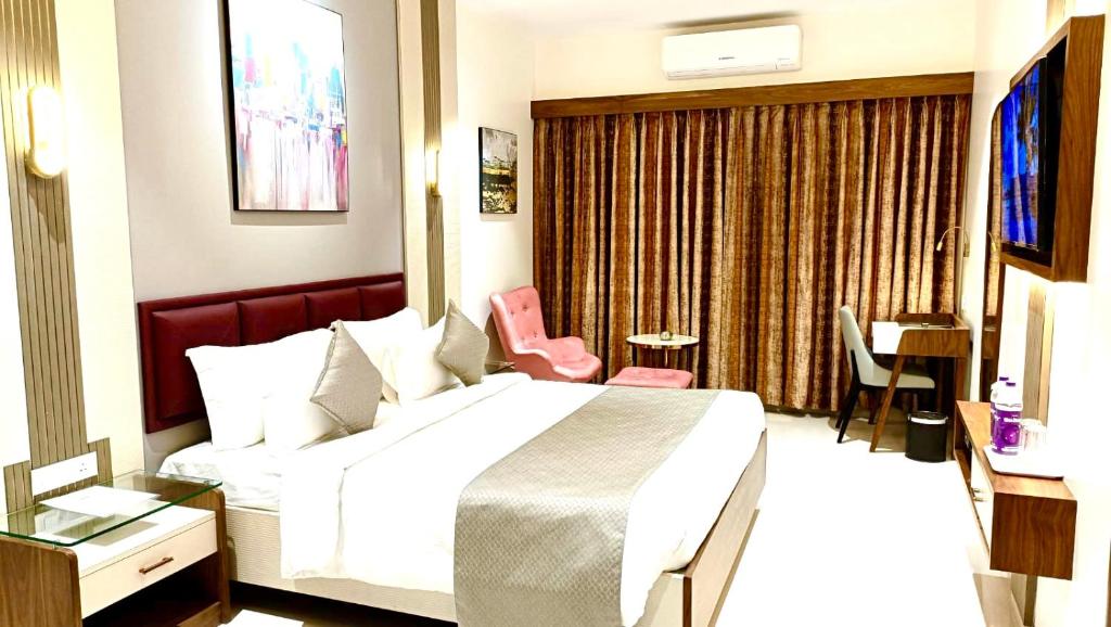 TV a/nebo společenská místnost v ubytování PUSHPAK HOTEL & CONVENTION