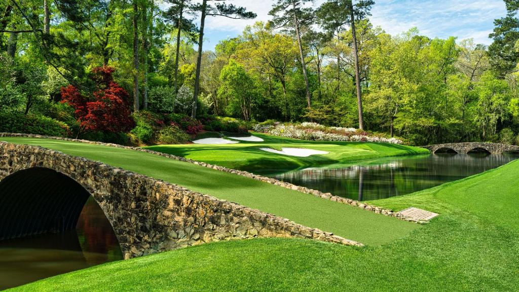 un campo de golf con un puente y un estanque en 2 Minute Walk To Gate 1 of Masters en Augusta