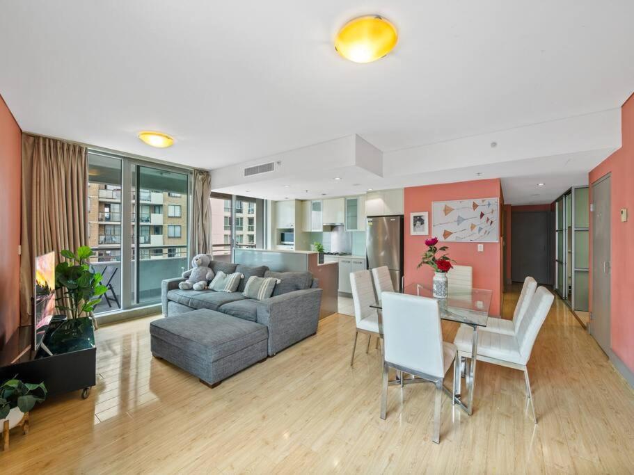 - un salon avec un canapé et une table dans l'établissement City 3bd Oasis, à Sydney
