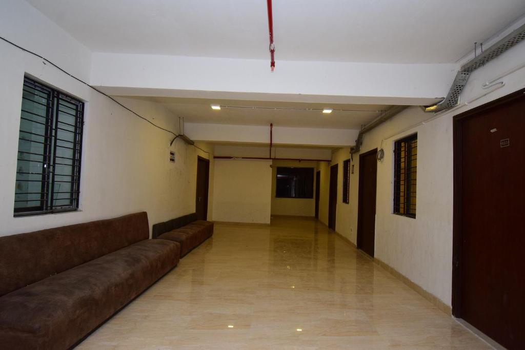 an empty hallway with a couch in a room at OYO Flagship Bengal Inn in Sānkrāil