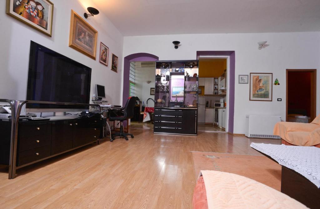 uma sala de estar com uma grande televisão de ecrã plano em Epicenter Apartments Split em Split