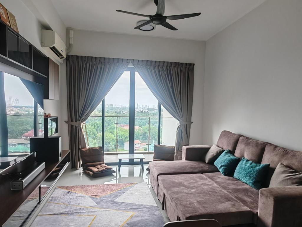 uma sala de estar com um sofá e uma grande janela em Sweet Home 暖居 Danga Bay CountryGarden em Johor Bahru