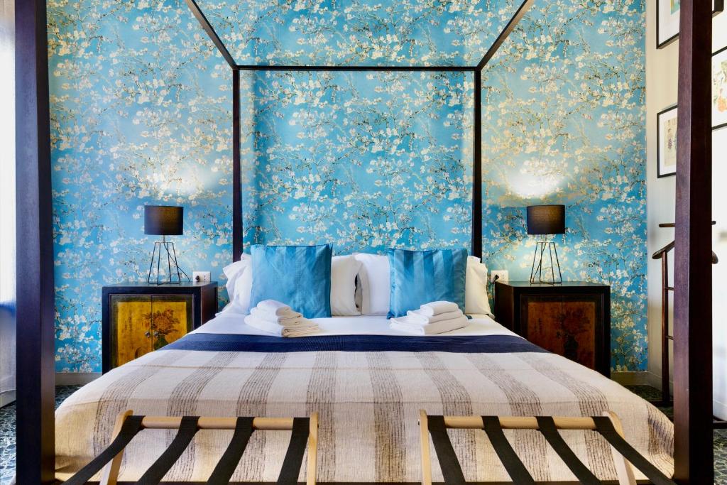 sypialnia z łóżkiem z niebieską ścianą w obiekcie GUEST HOUSE SONNINO 37 w Cagliari