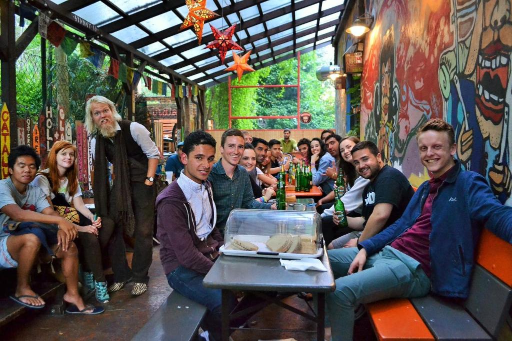 un gruppo di persone seduti in un bar di Hostel Elf a Praga