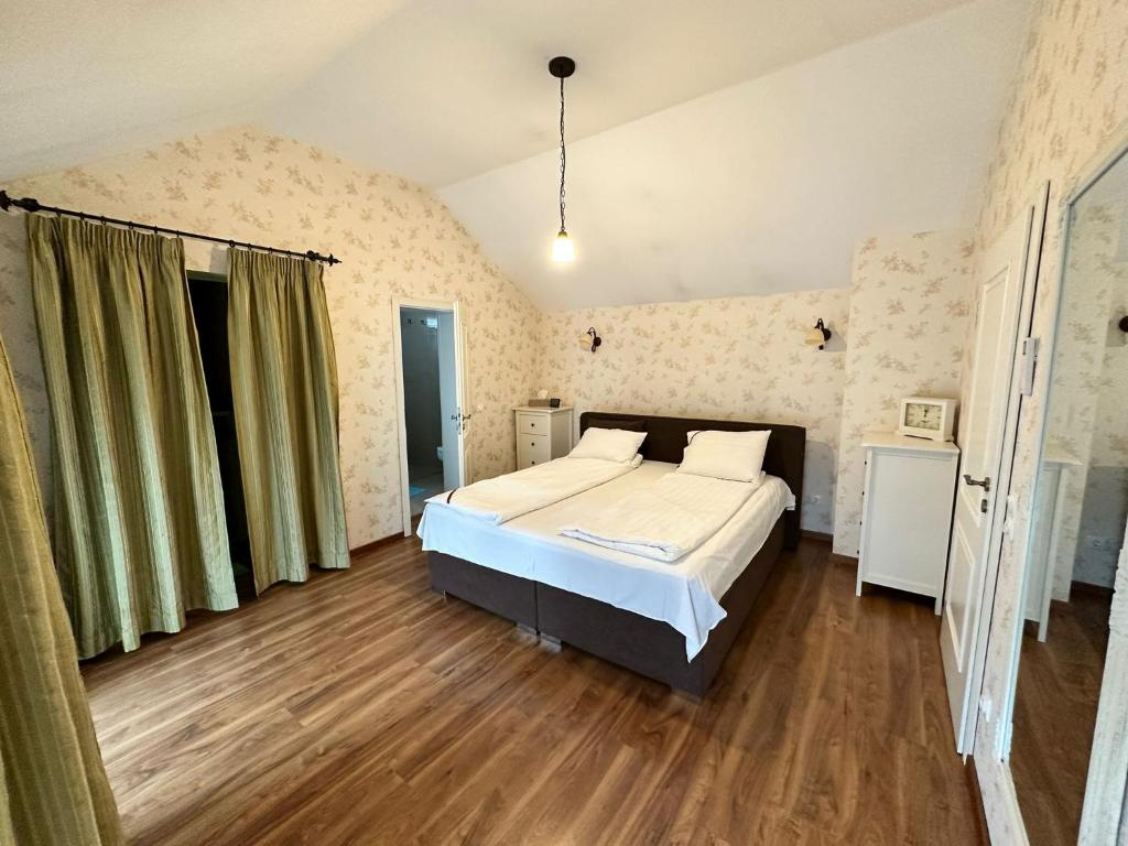 錫比烏的住宿－Real home 1，一间卧室,卧室内配有一张大床