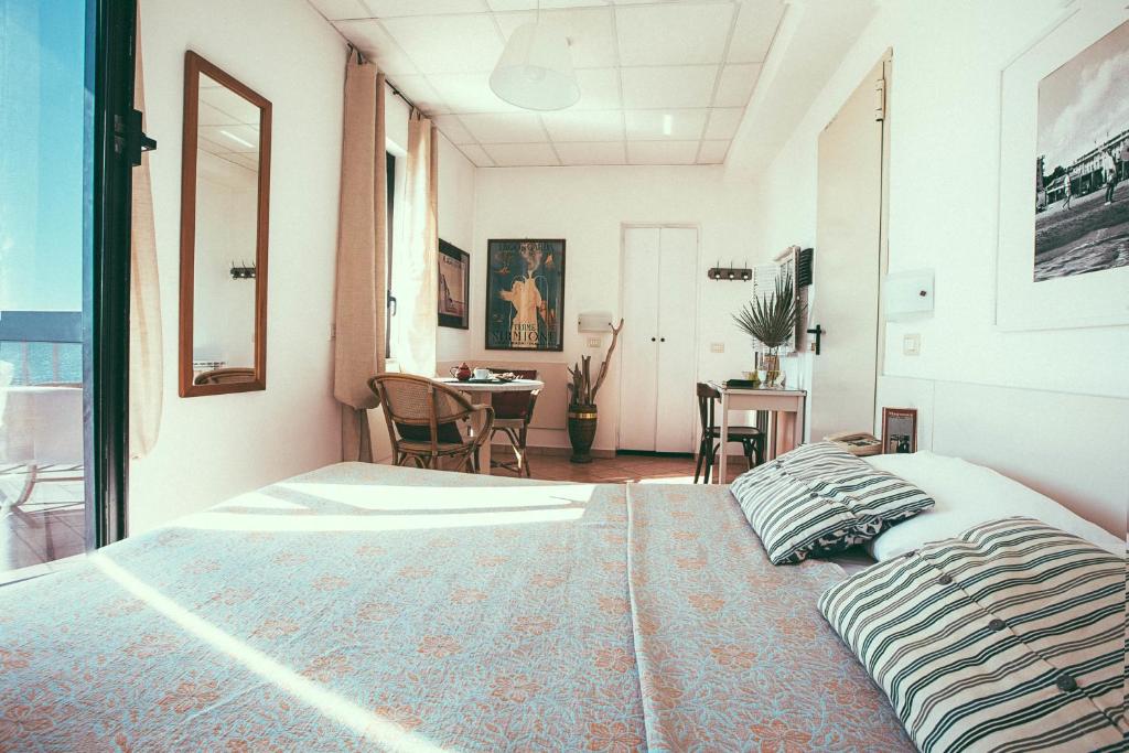 Łóżko lub łóżka w pokoju w obiekcie Hotel Sirenetta