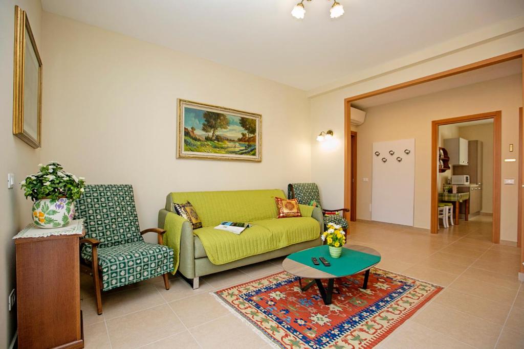Część wypoczynkowa w obiekcie Villa Mimosa - Appartamento 2 - Happy Rentals