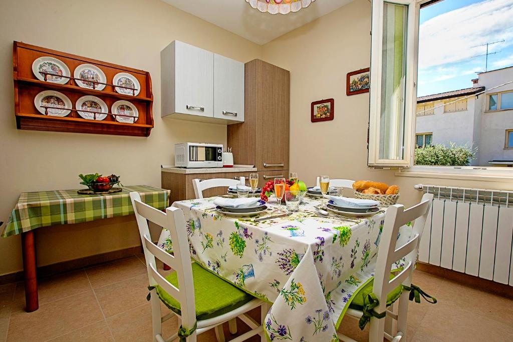 Kuchnia lub aneks kuchenny w obiekcie Villa Mimosa - Appartamento 2 - Happy Rentals