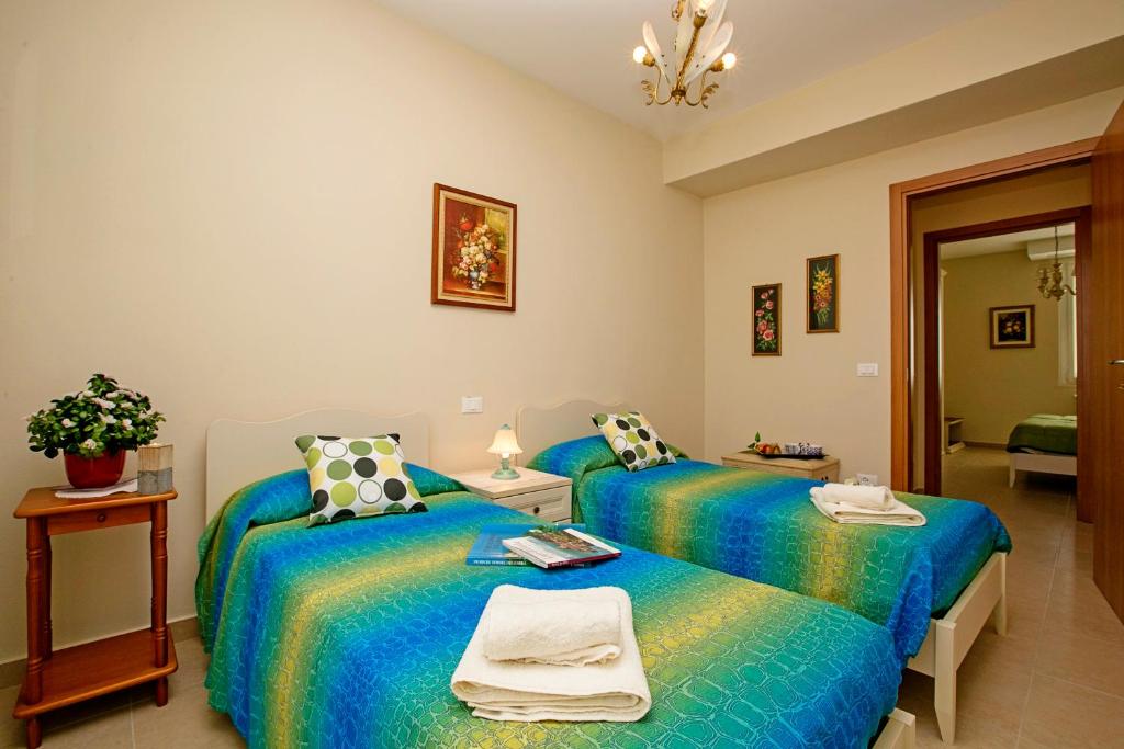 Łóżko lub łóżka w pokoju w obiekcie Villa Mimosa - Appartamento 2 - Happy Rentals