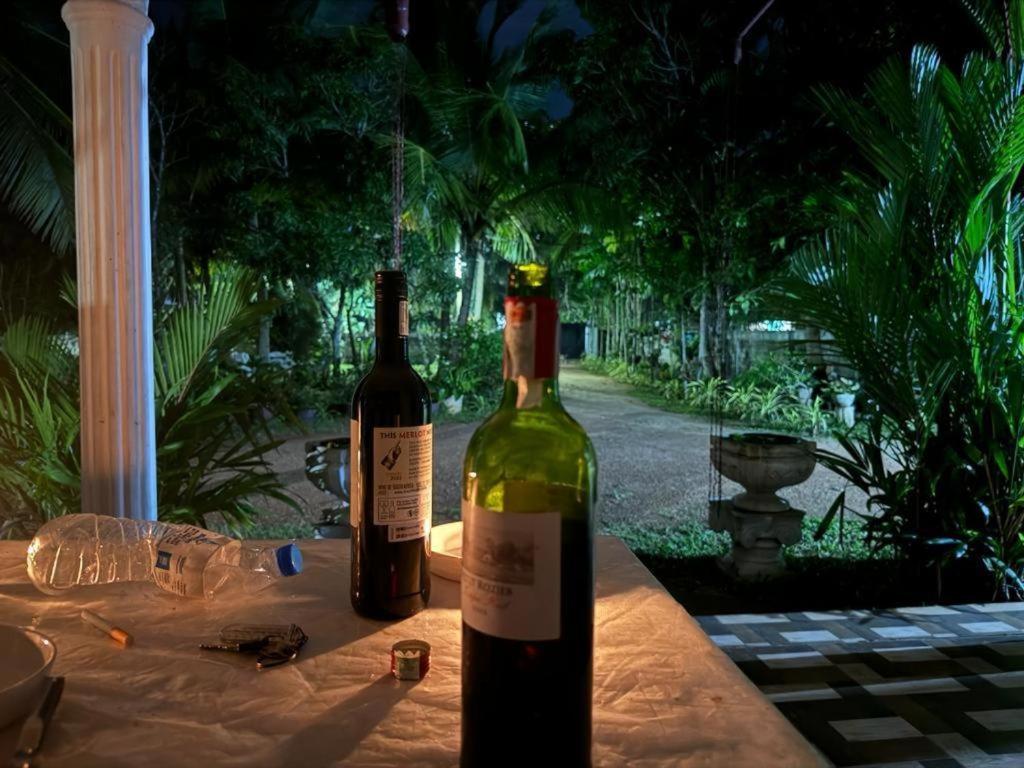 阿努拉德普勒的住宿－Grand Refuge Romantic dinner & Bikes，桌子上放两瓶葡萄酒