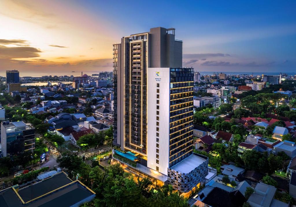een weergave van een hoog gebouw in een stad bij Hyatt Place Makassar in Makassar