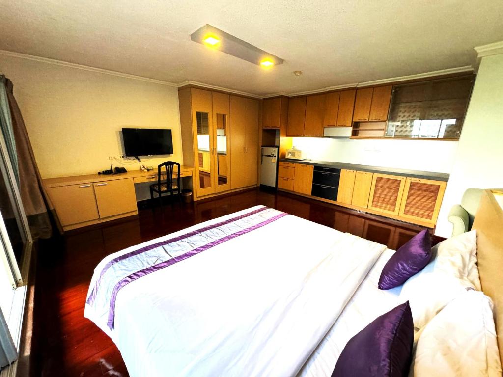 The Step Sathon - Deluxe Room
