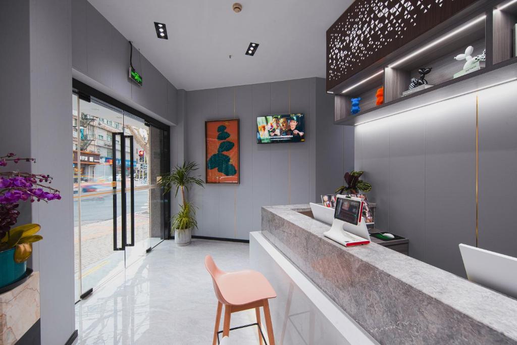 TV a/nebo společenská místnost v ubytování Orient Rose International Hotel