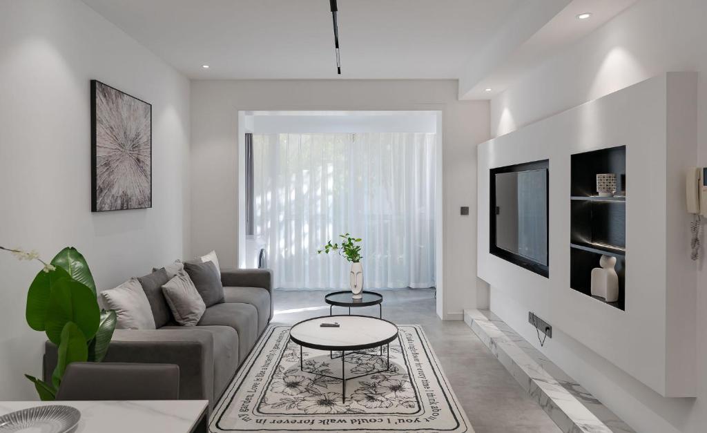 Svetainės erdvė apgyvendinimo įstaigoje Deluxe One-bedroom Apartment Black and White Gray Modern Style Designer Brand Central Air Conditioning