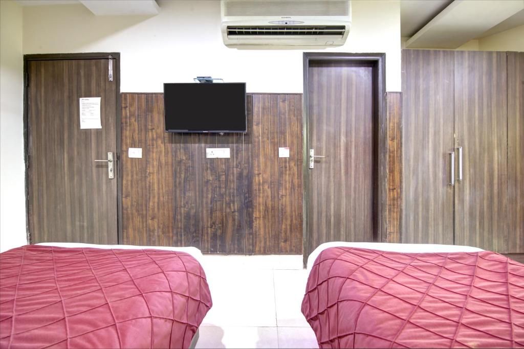 TV a/nebo společenská místnost v ubytování RTS Hotel