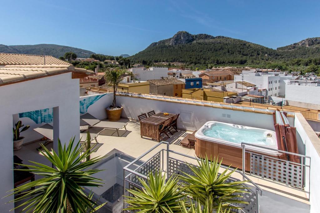 a balcony with a hot tub on top of a house at Mardenit Hotel Boutique in Orba