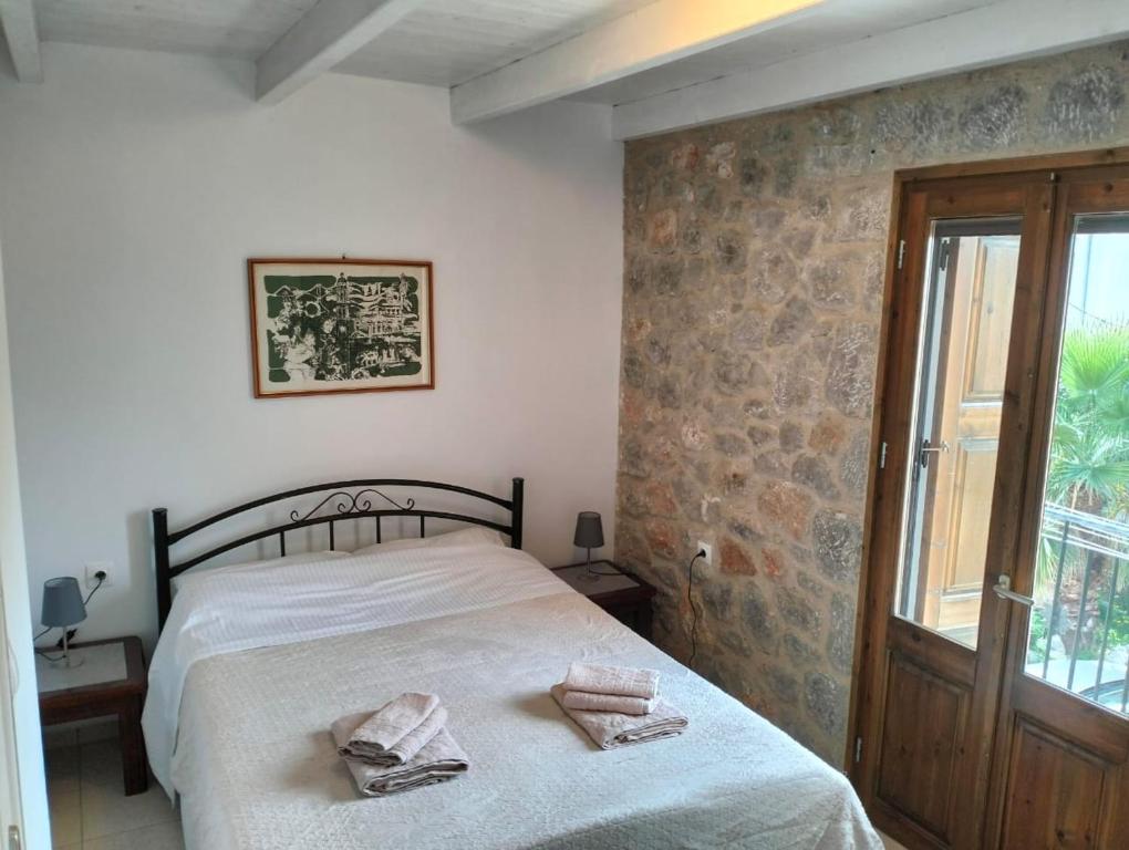 - une chambre avec un lit et des serviettes dans l'établissement Delphi View!, à Galaxidi