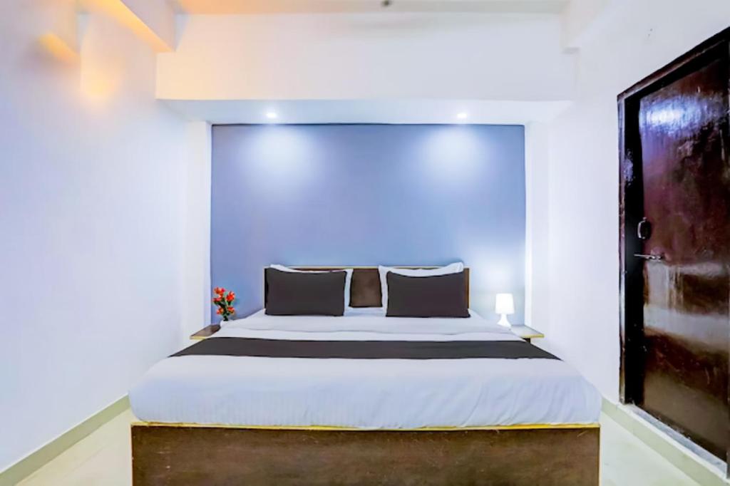 Katil atau katil-katil dalam bilik di Hotels In Noida Sec-35 Artharv