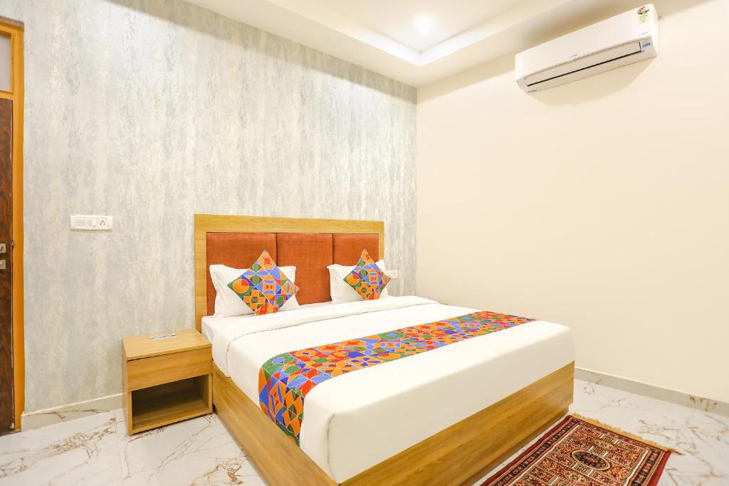 een slaapkamer met een groot bed in een kamer bij FabHotel Maharishi inn in Ayodhya