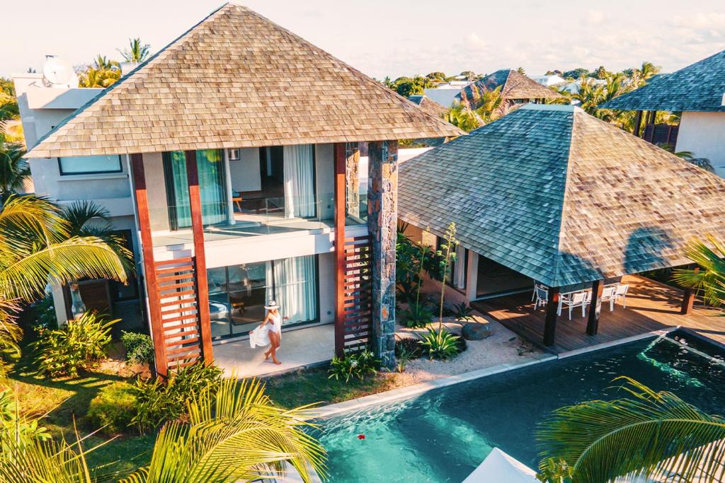 Bazén v ubytování Mythic Suites & Villas by MJ Holidays nebo v jeho okolí