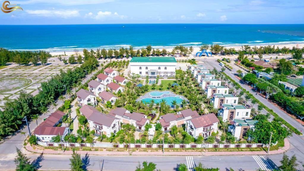 una vista aerea di un resort con la spiaggia di Golden Sea Resort a Hà Lợi Trung