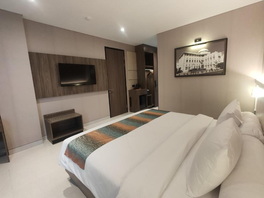 Postel nebo postele na pokoji v ubytování Eno Front One Hotel Semarang
