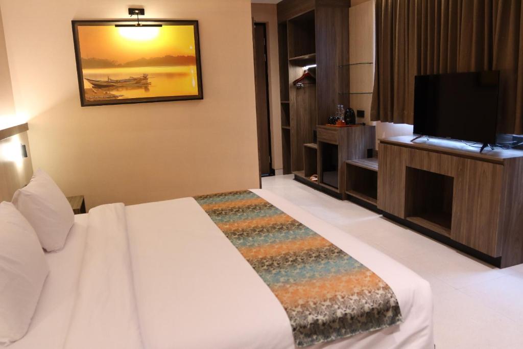 Postel nebo postele na pokoji v ubytování Eno Front One Hotel Semarang